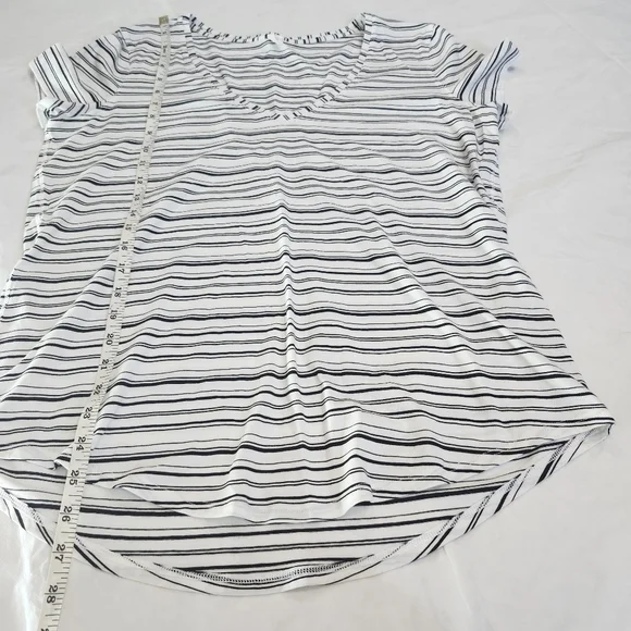 Lululemon Athletica Size 10 Black and White Striped V-Neck Tee - Picture 5 of 6